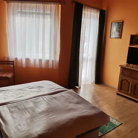 Fenyo Vendeghaz * Paradsasvar